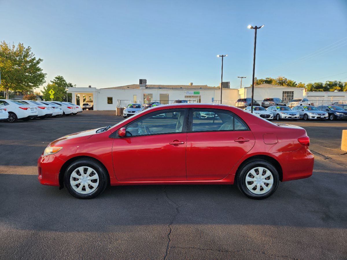 2011 Toyota Corolla LE photo 2