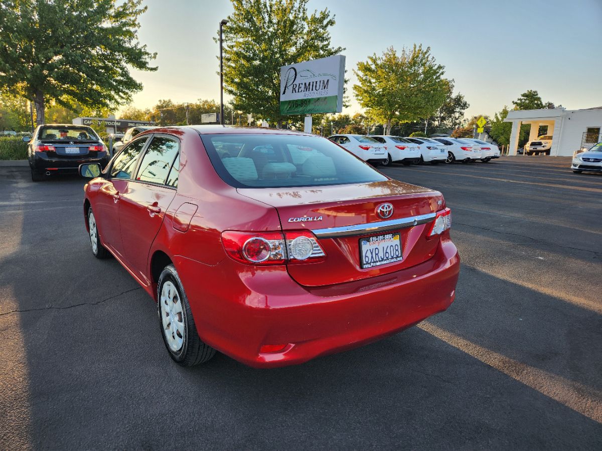 2011 Toyota Corolla LE photo 3