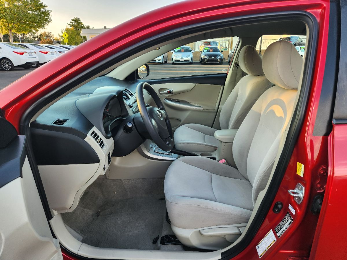 2011 Toyota Corolla LE photo 7