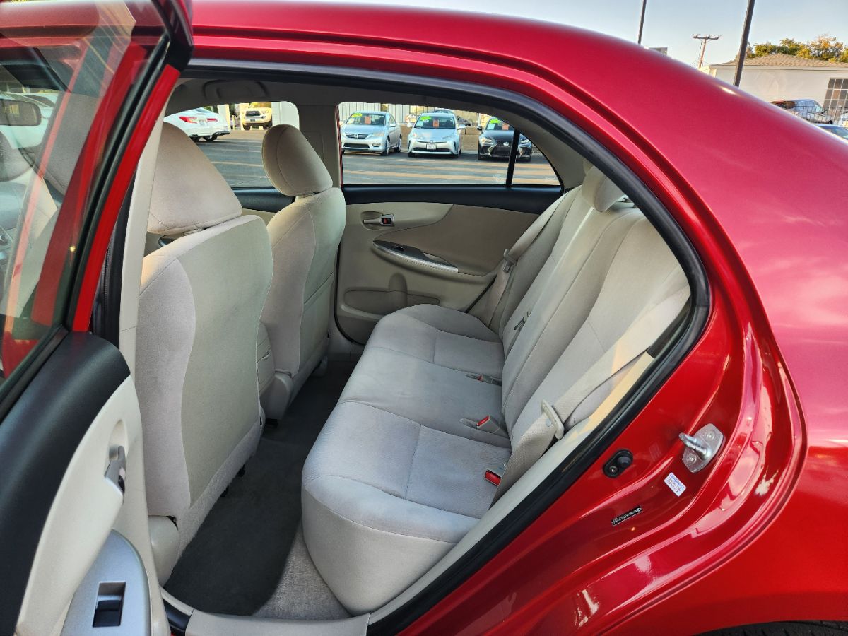 2011 Toyota Corolla LE photo 8