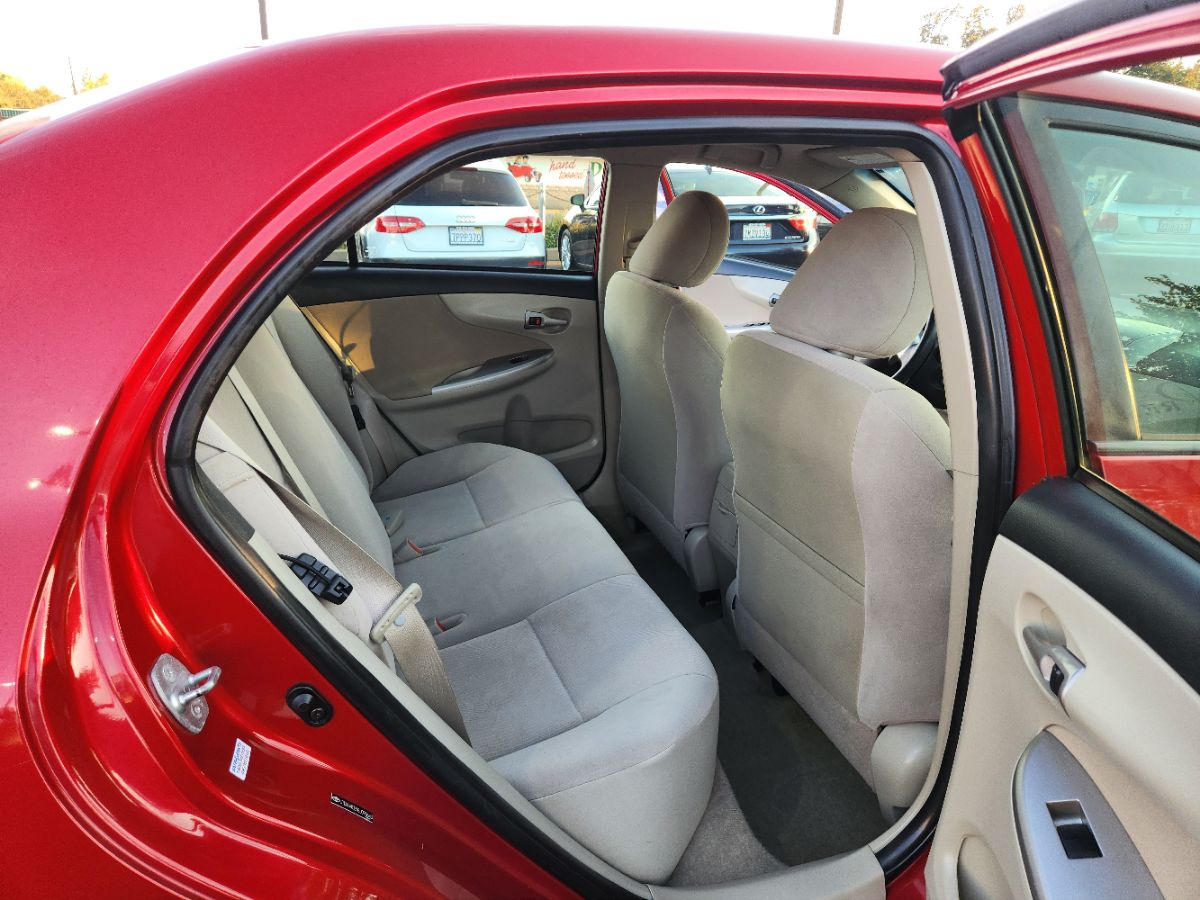 2011 Toyota Corolla LE photo 10