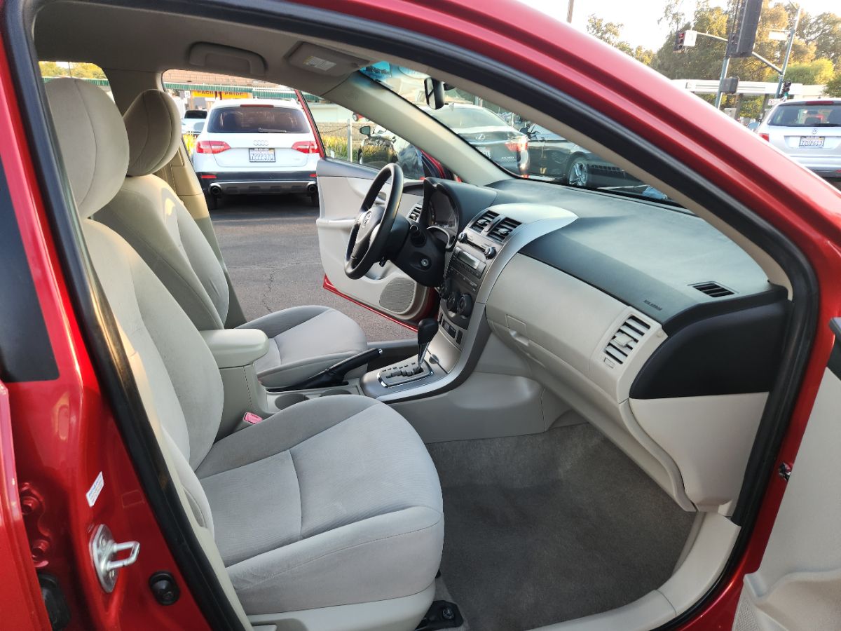 2011 Toyota Corolla LE photo 11