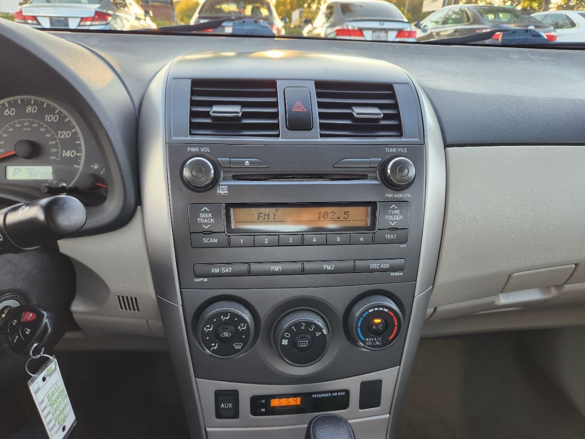 2011 Toyota Corolla LE photo 12