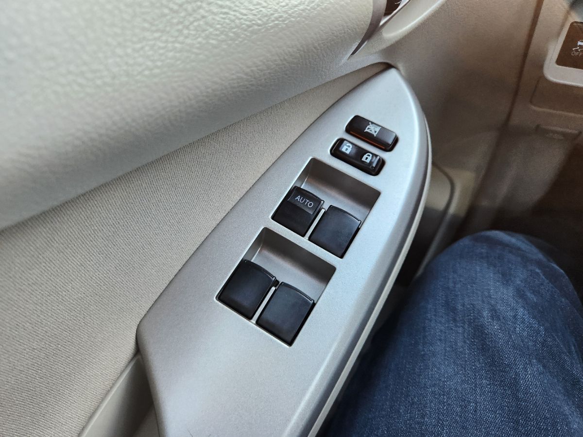 2011 Toyota Corolla LE photo 14