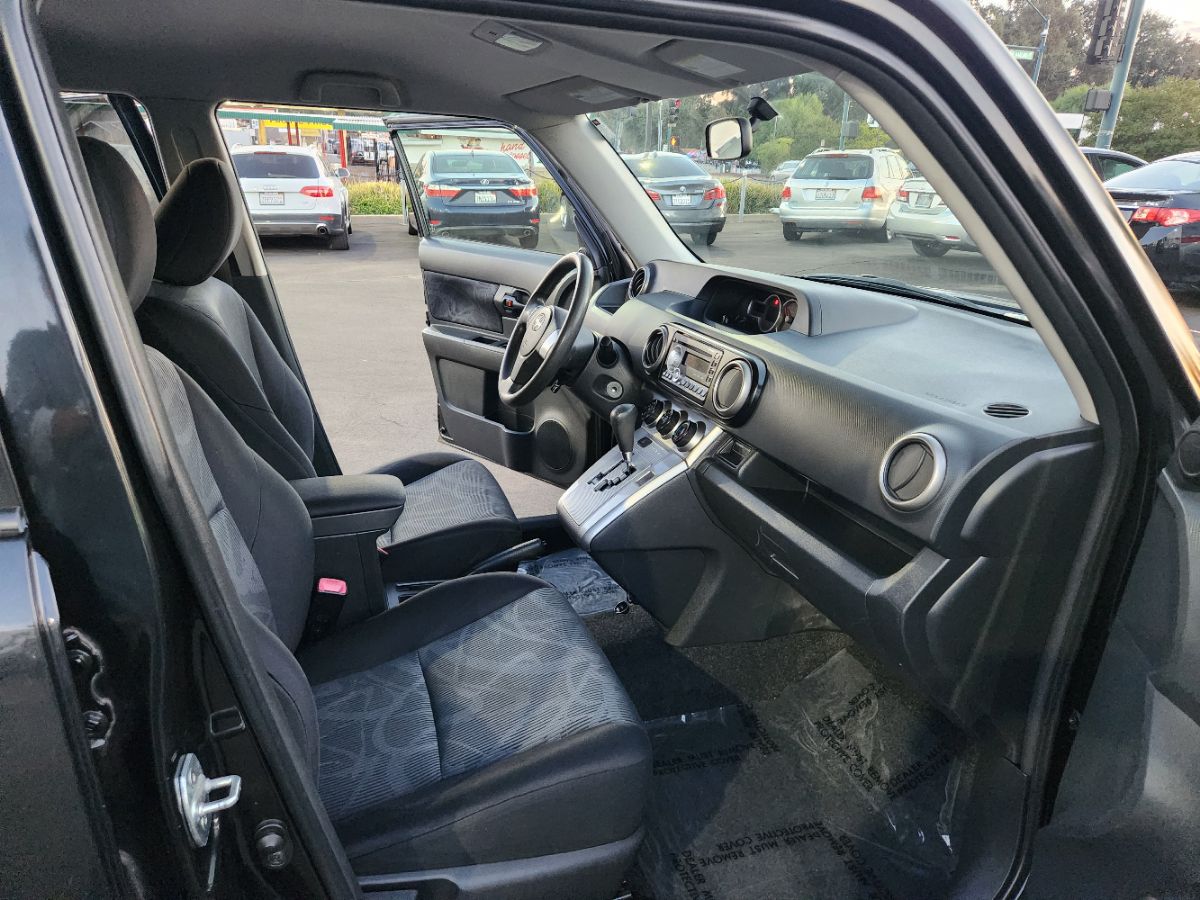 2011 Scion xB photo 11