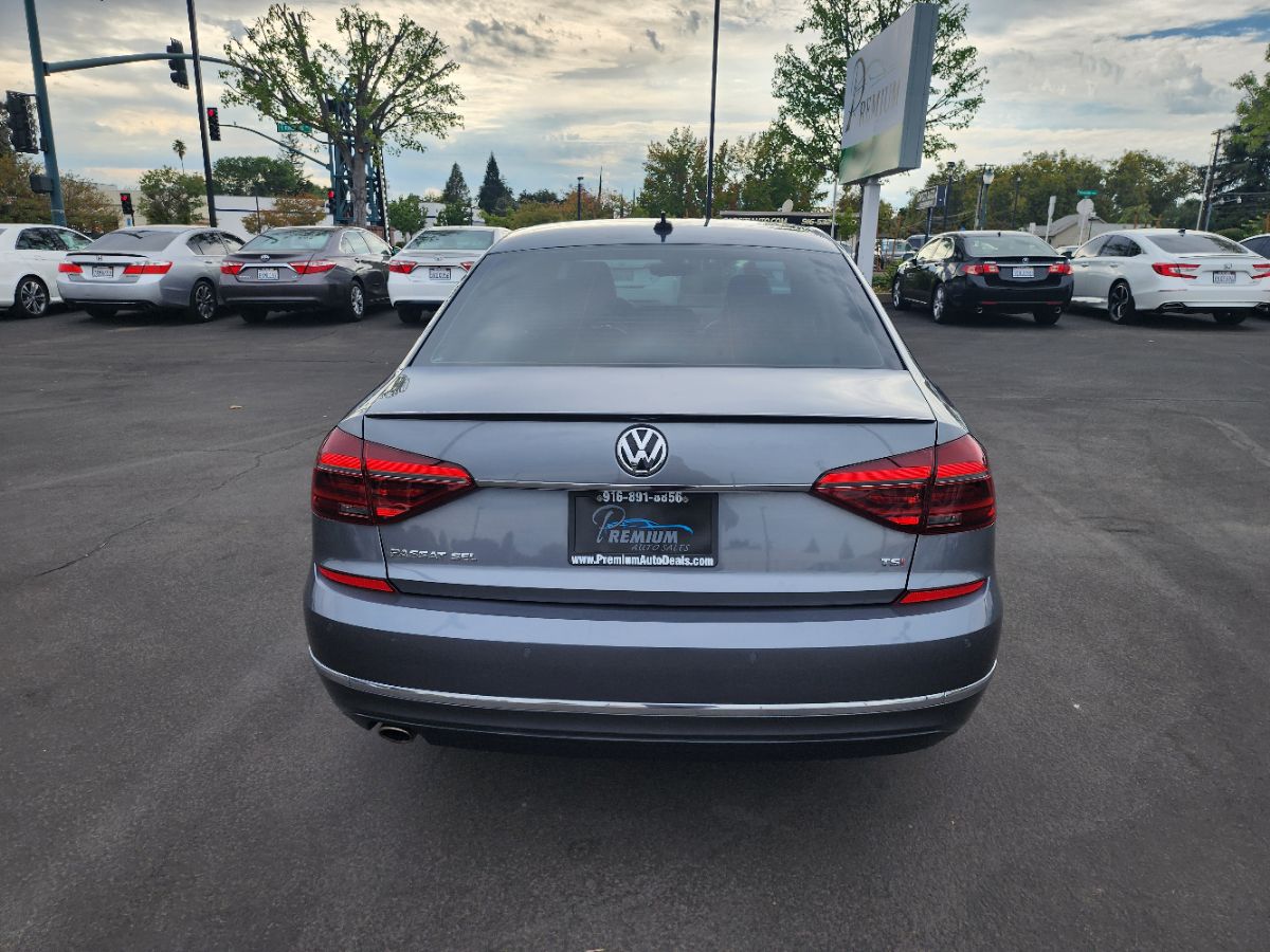 2017 Volkswagen Passat SEL Premium photo 4