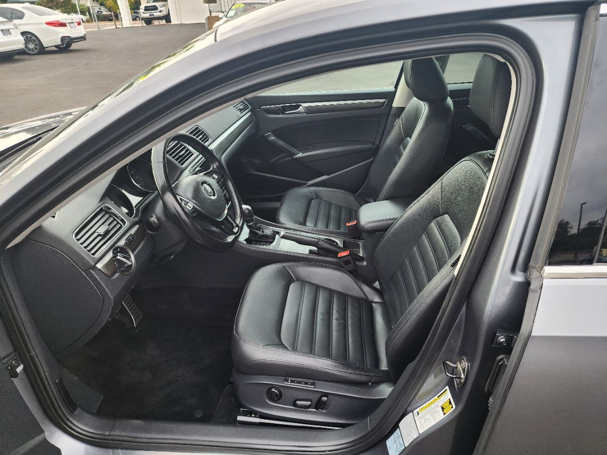2017 Volkswagen Passat SEL Premium photo 9