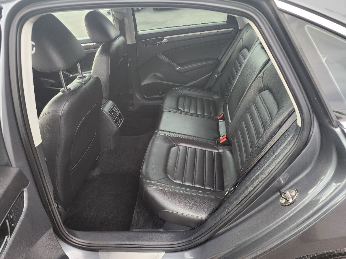 2017 Volkswagen Passat SEL Premium photo 10