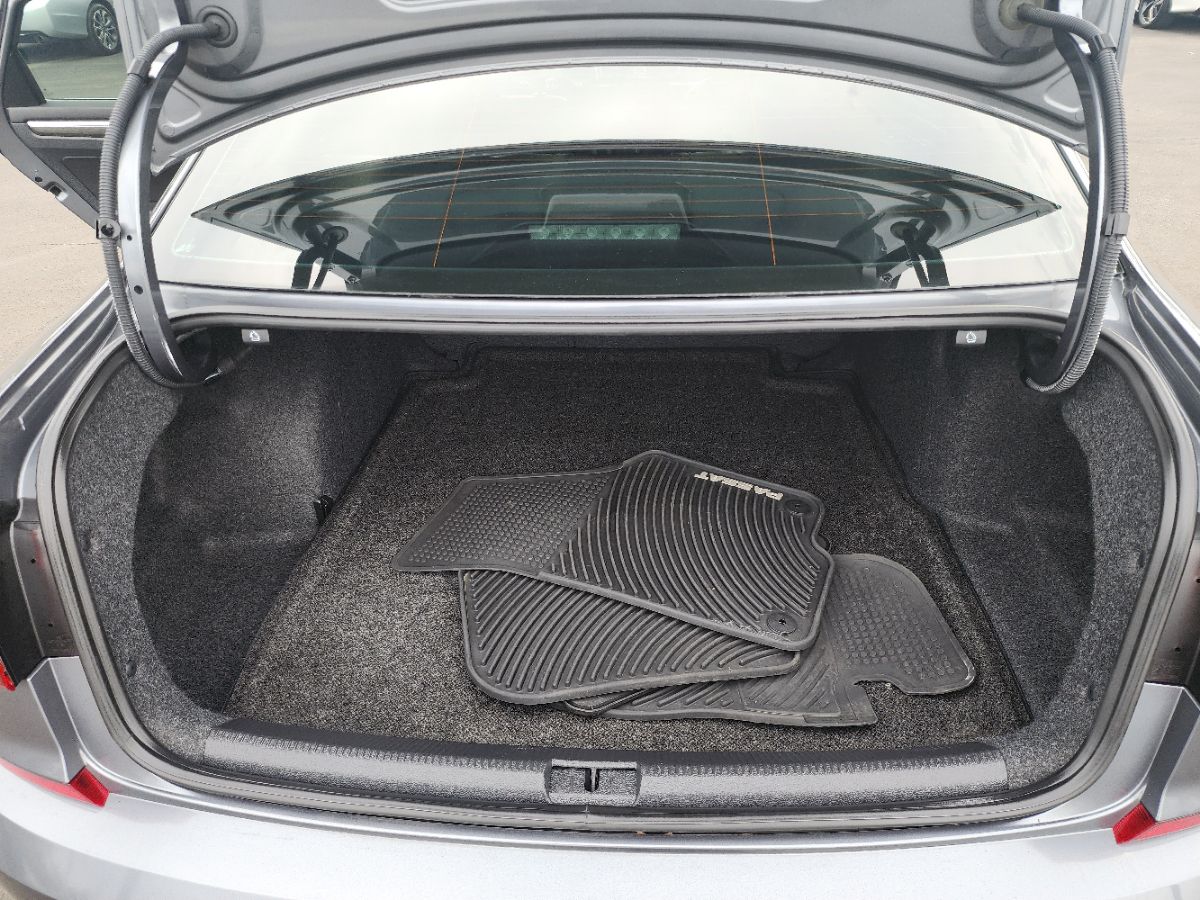 2017 Volkswagen Passat SEL Premium photo 11