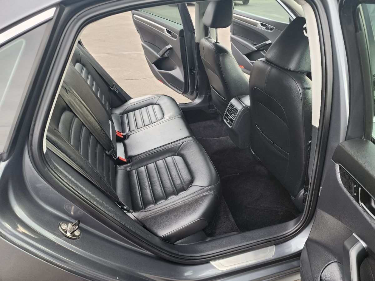 2017 Volkswagen Passat SEL Premium photo 12