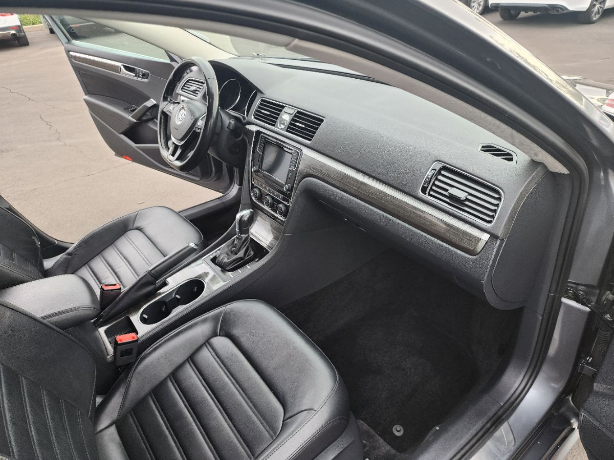 2017 Volkswagen Passat SEL Premium photo 13
