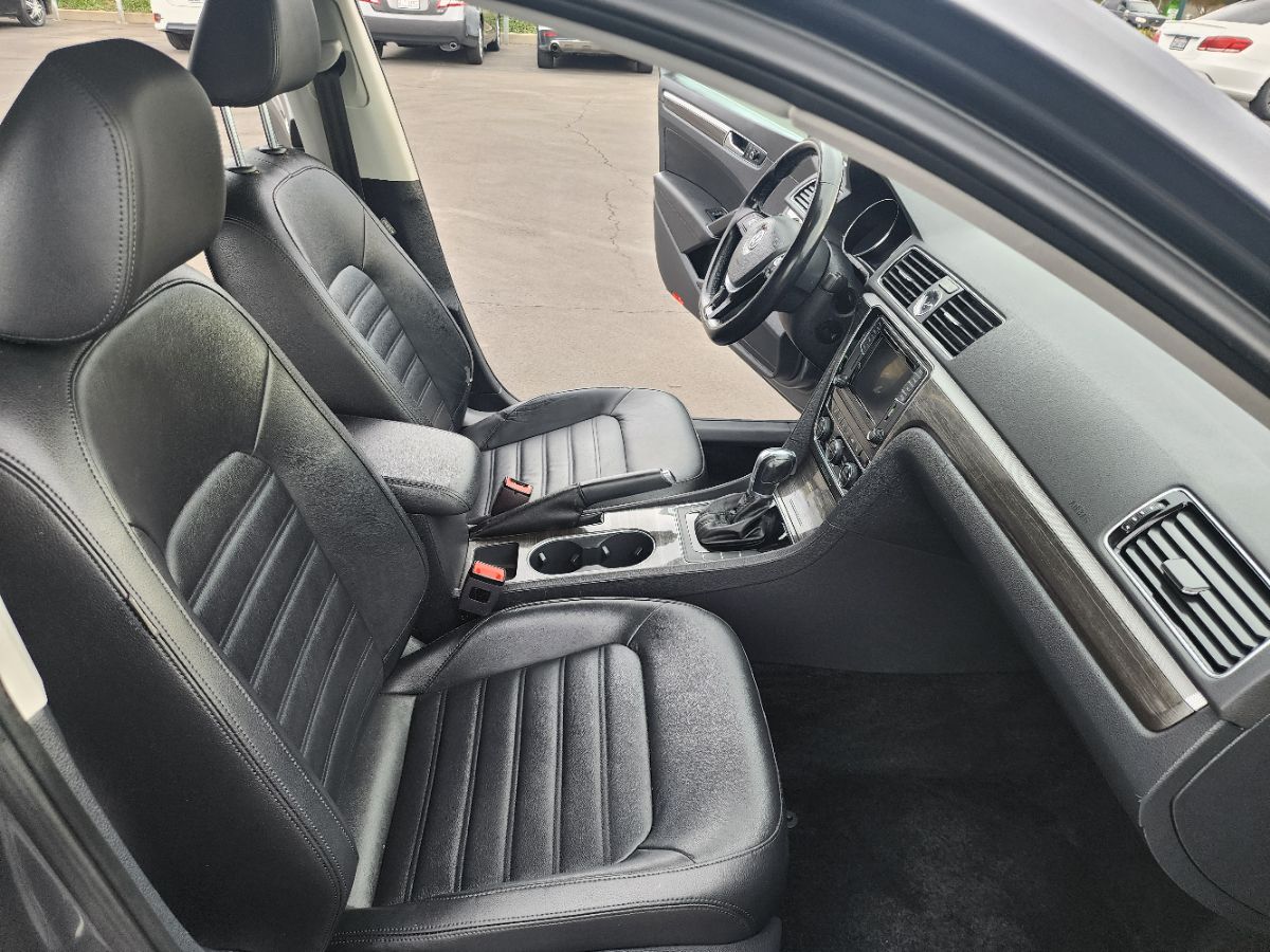 2017 Volkswagen Passat SEL Premium photo 14