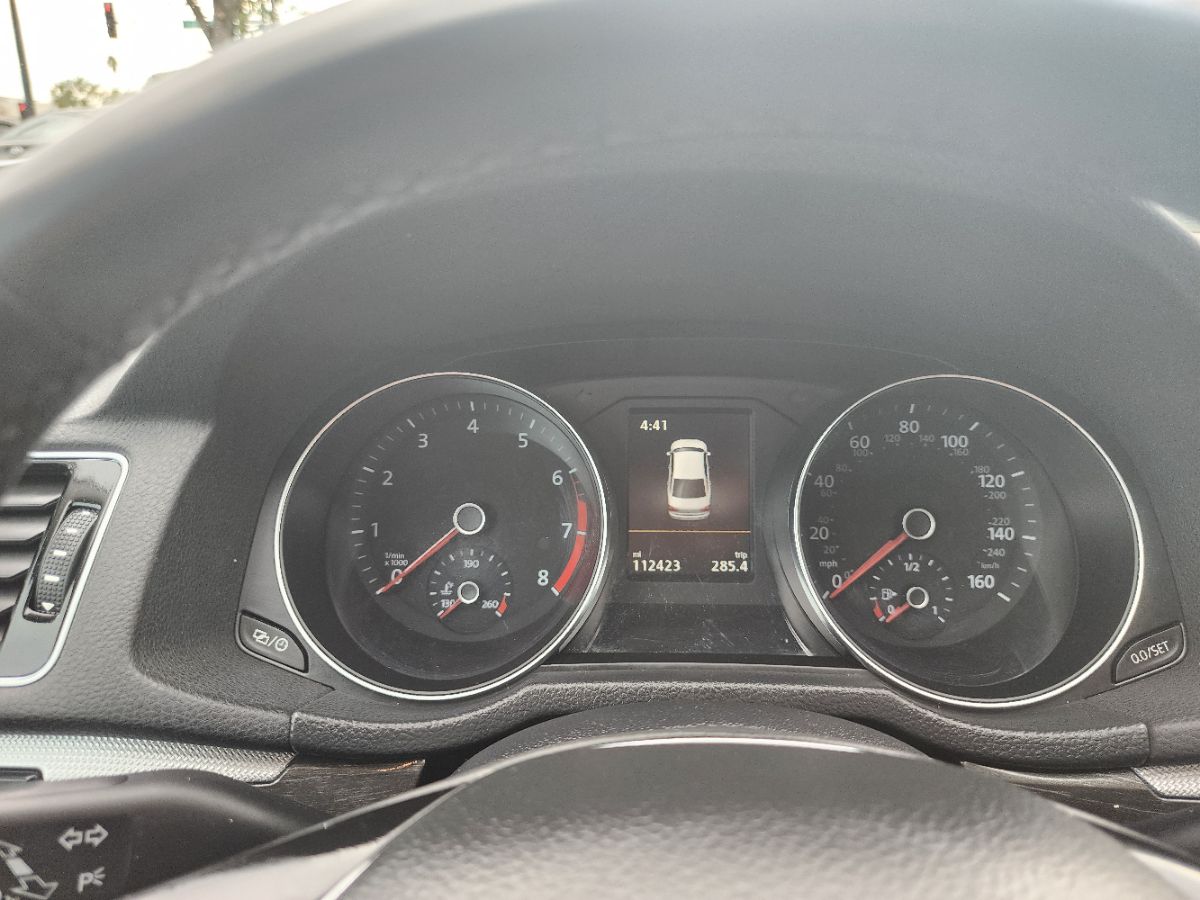 2017 Volkswagen Passat SEL Premium photo 15
