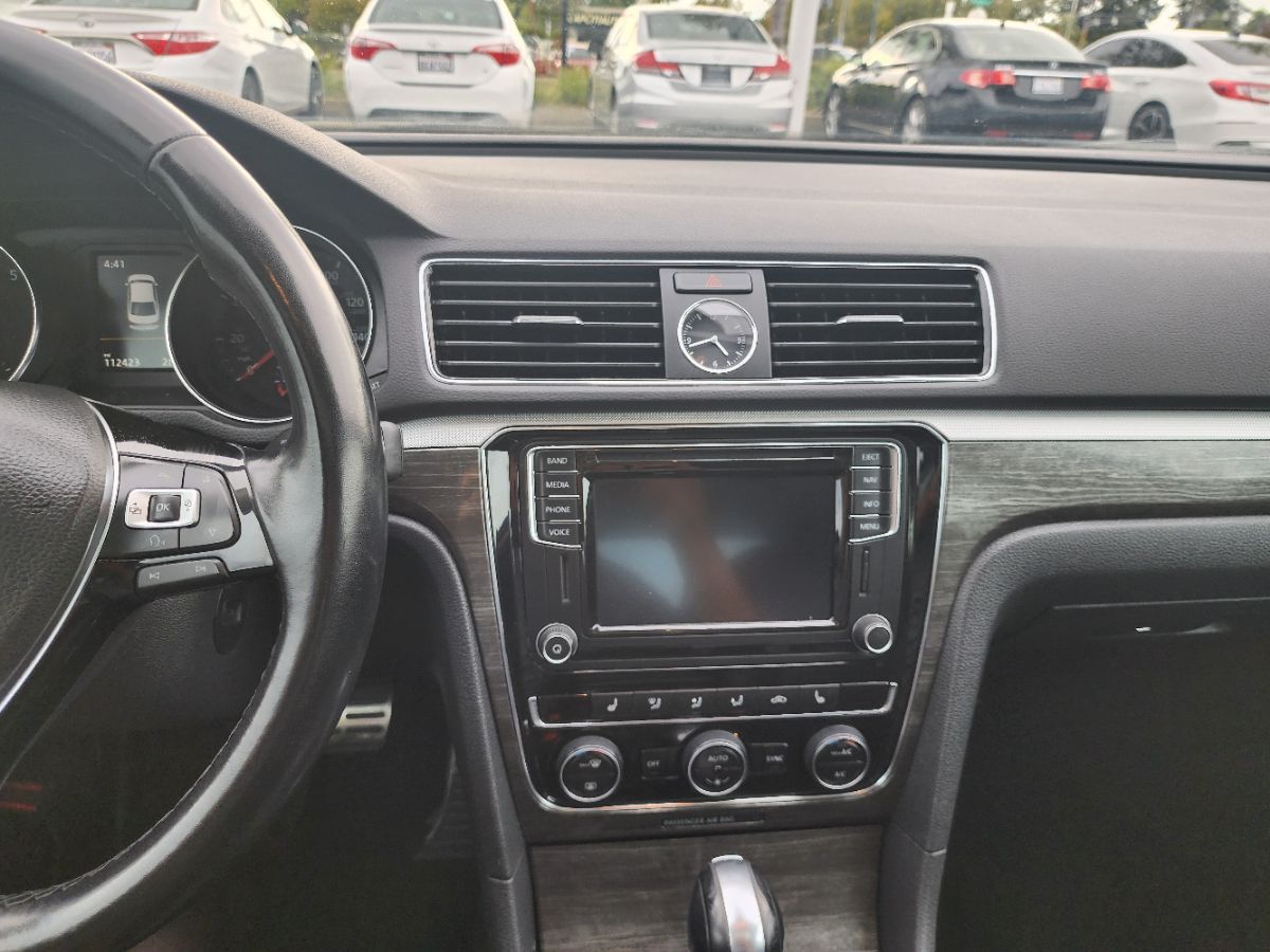 2017 Volkswagen Passat SEL Premium photo 17