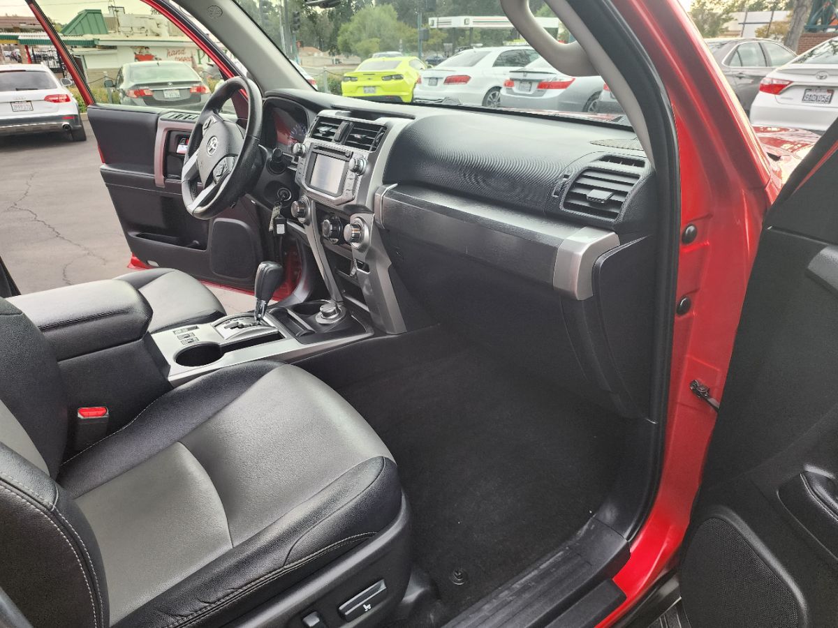 2017 Toyota 4Runner SR5 Premium 4WD photo 13