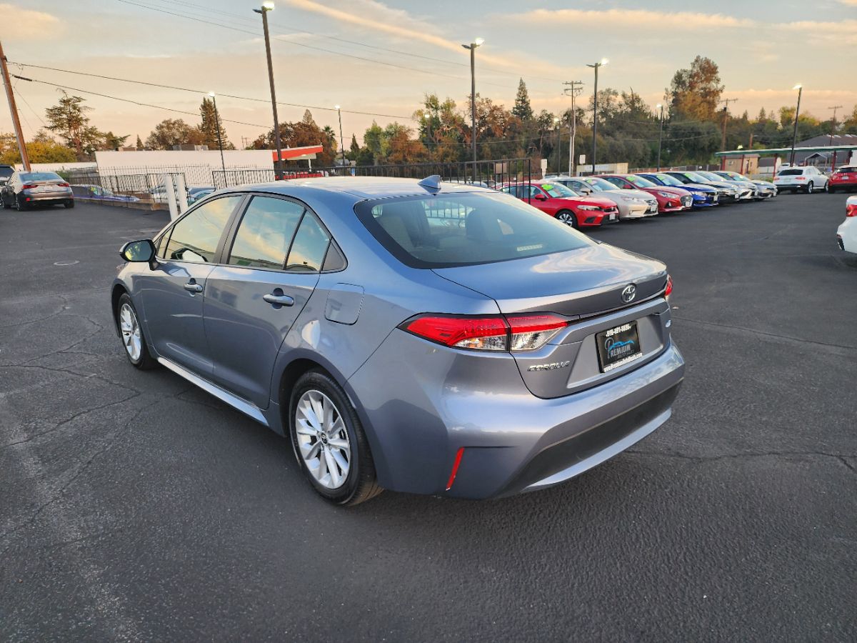 2021 Toyota Corolla LE photo 3