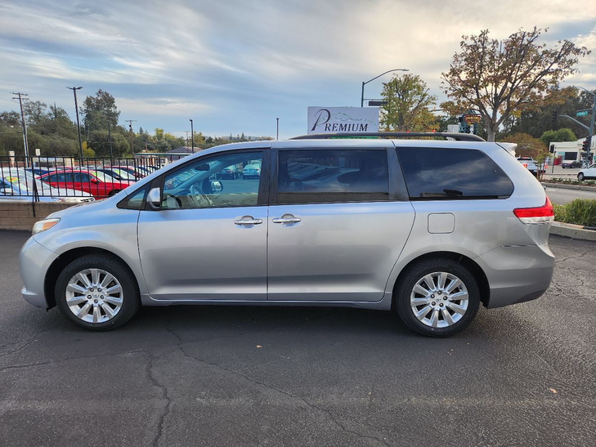 2013 Toyota Sienna Limited photo 2