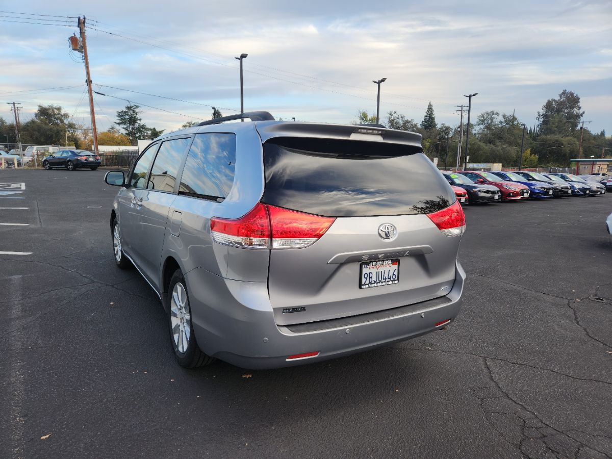 2013 Toyota Sienna Limited photo 3
