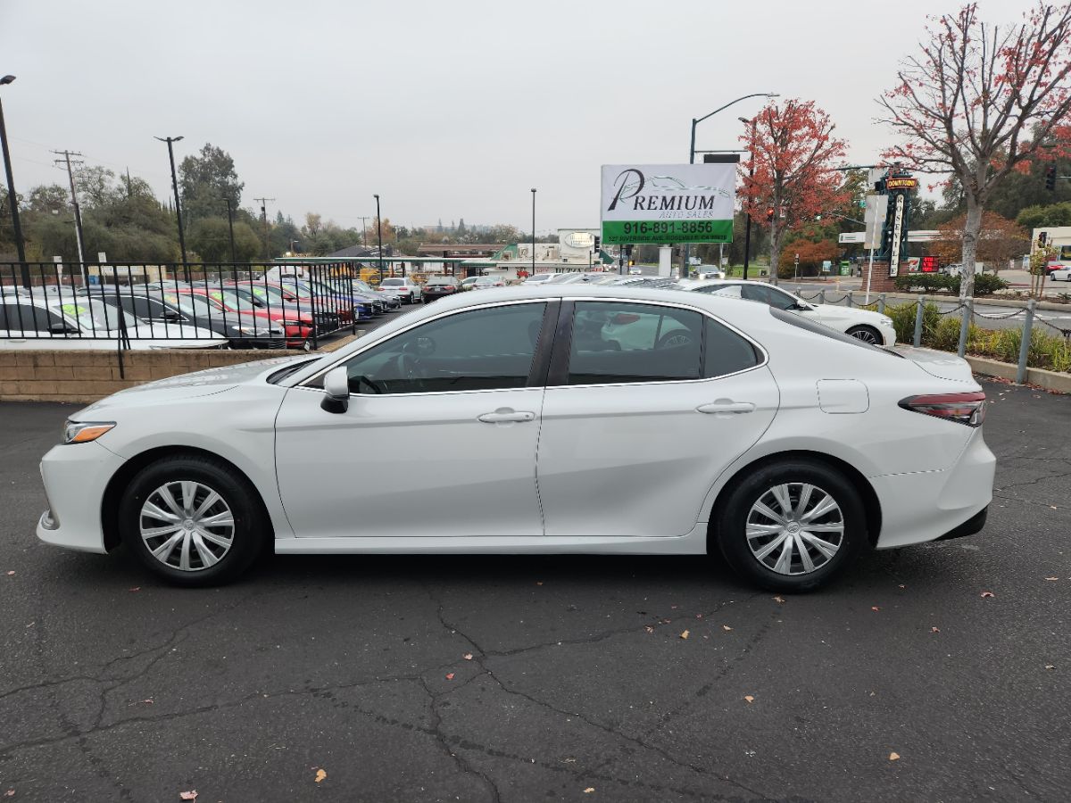 2022 Toyota Camry Hybrid LE photo 2