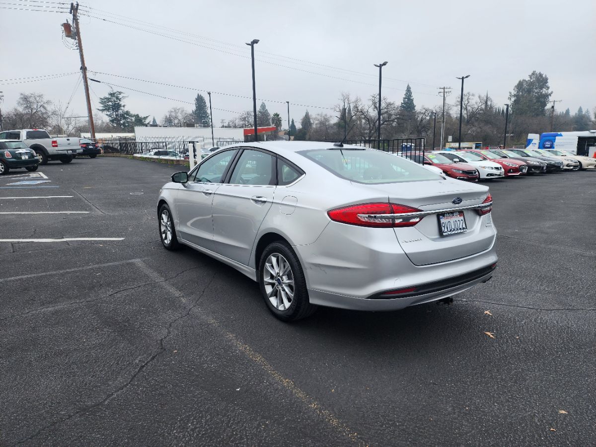 2017 Ford Fusion SE - Photo 2