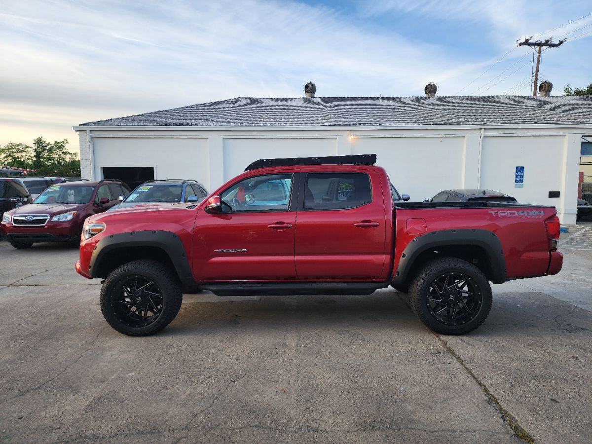 2017 Toyota Tacoma TRD Sport - Photo 2