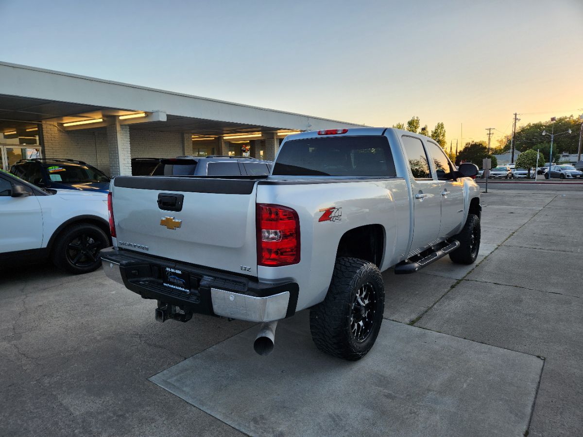 View vehicle photo 4