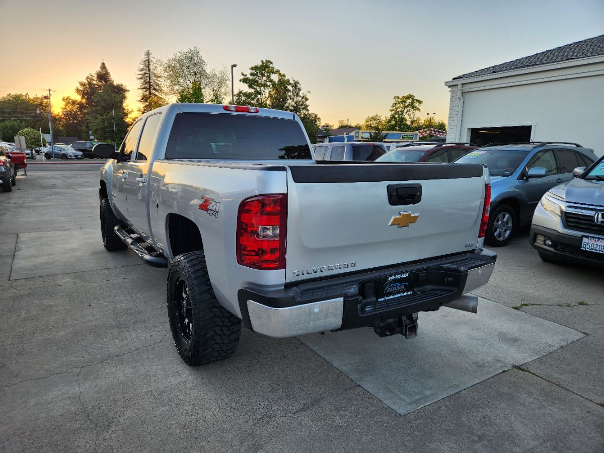 View vehicle photo 5