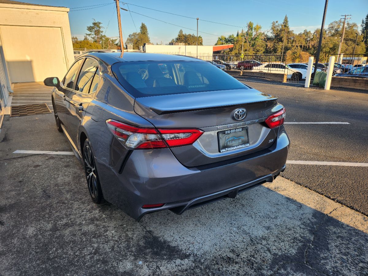 Toyota Camry photo 2
