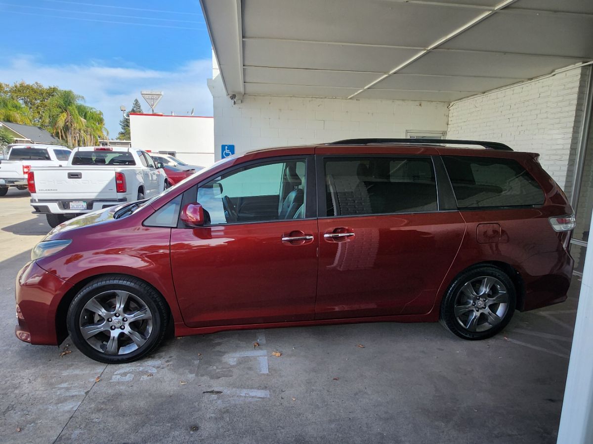 Toyota Sienna photo 2