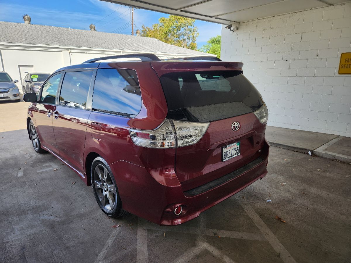 Toyota Sienna photo 3