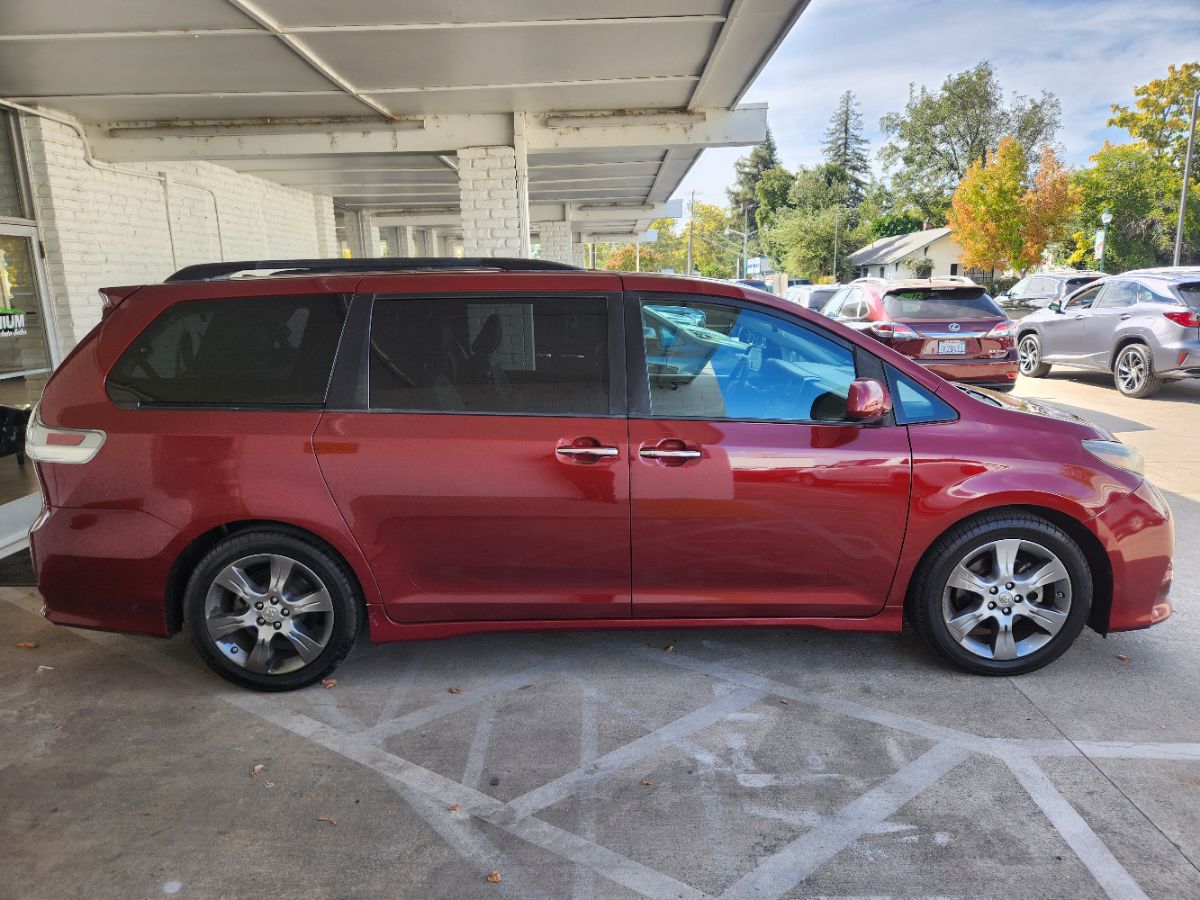 Toyota Sienna photo 6