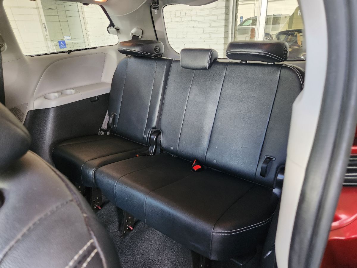Toyota Sienna photo 11