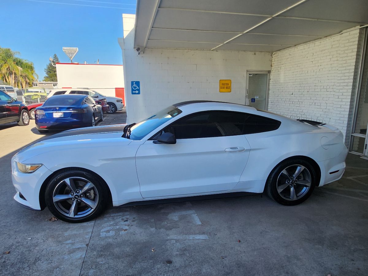 Ford Mustang photo 2