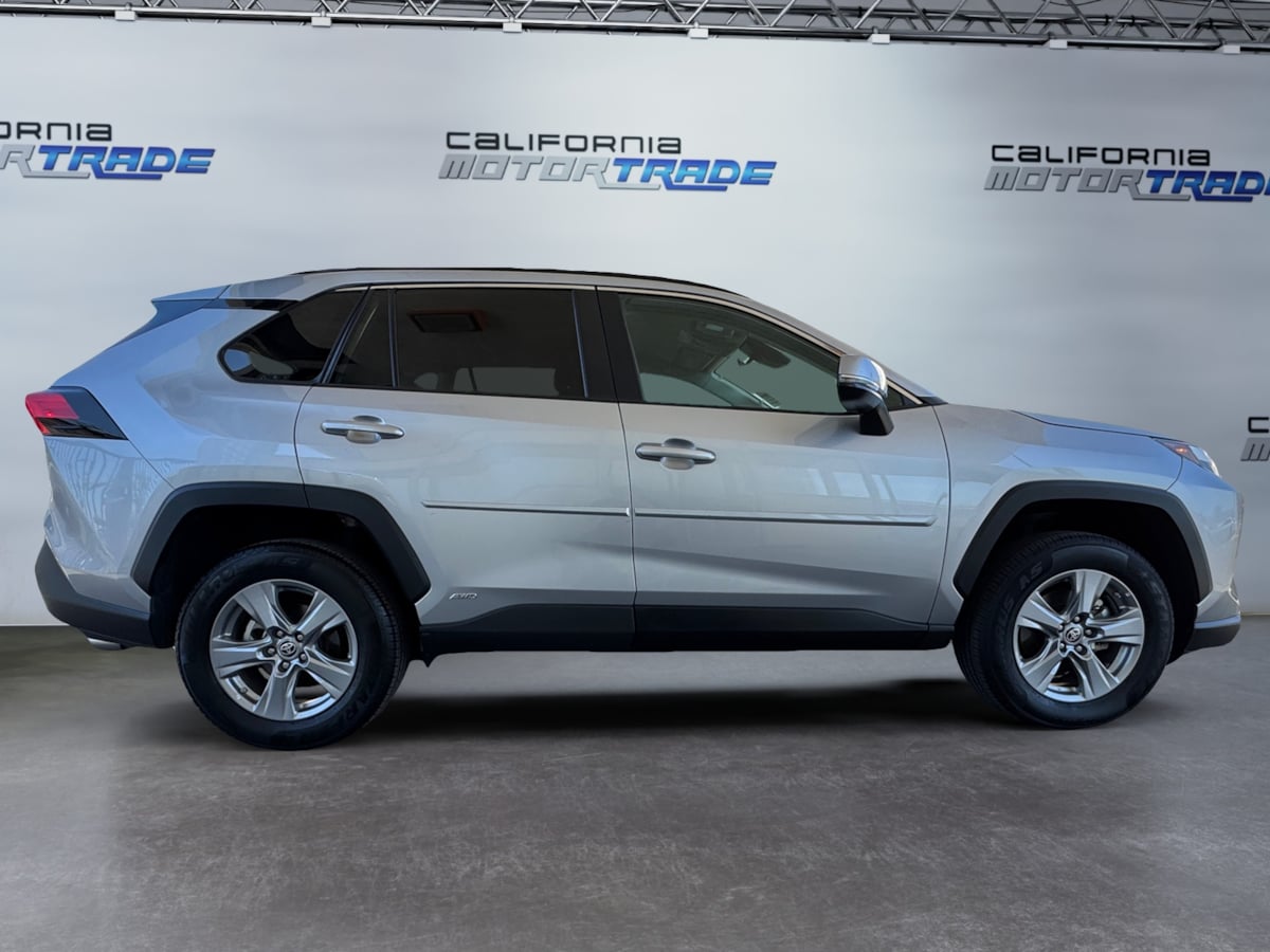 2023 Toyota RAV4 Hybrid LE photo 4