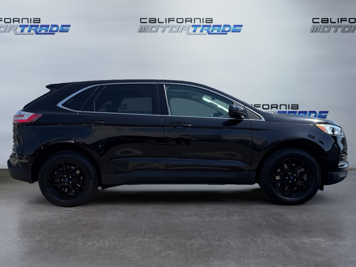 2022 Ford Edge SEL photo 2