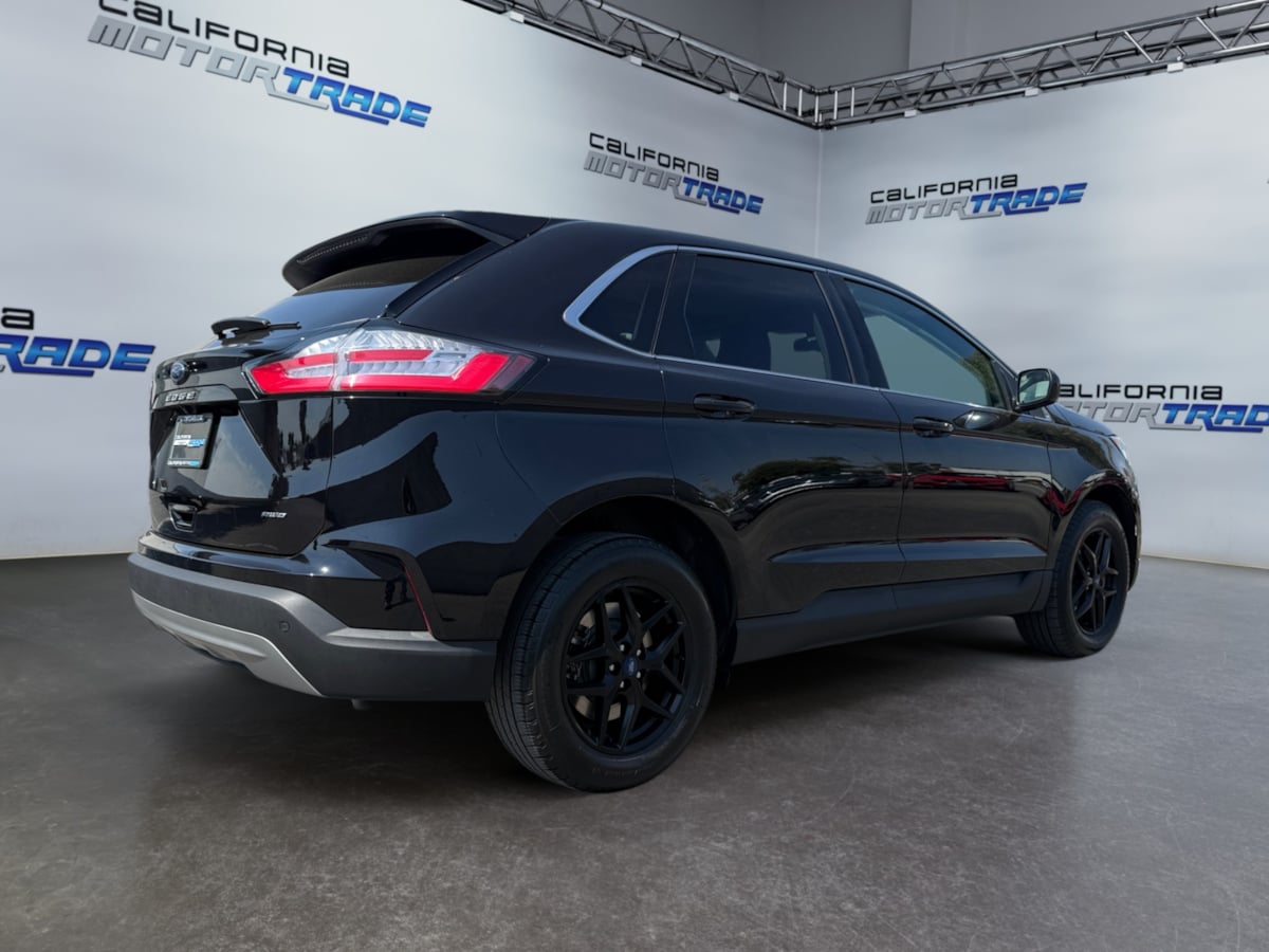 2022 Ford Edge SEL photo 3
