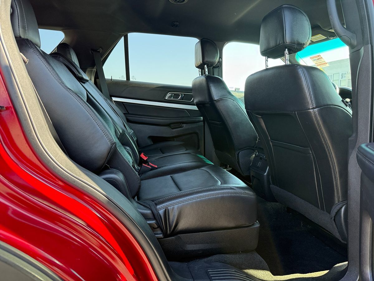 2017 Ford Explorer XLT photo 17