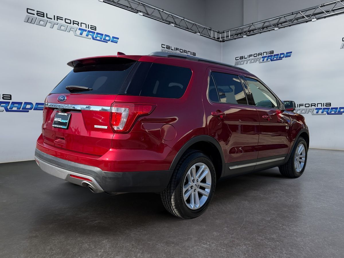 2017 Ford Explorer XLT photo 4