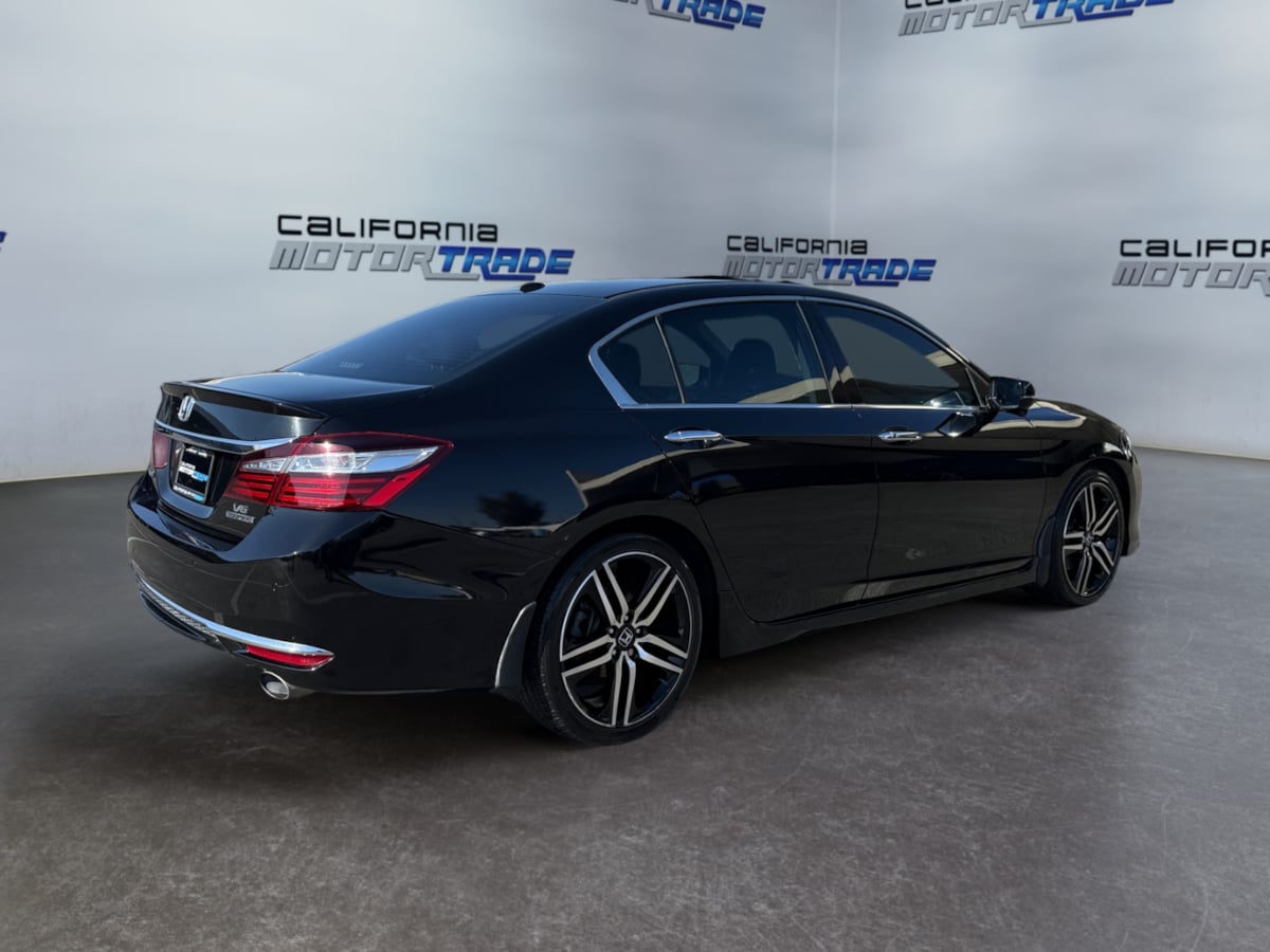 2017 Honda Accord Touring photo 3