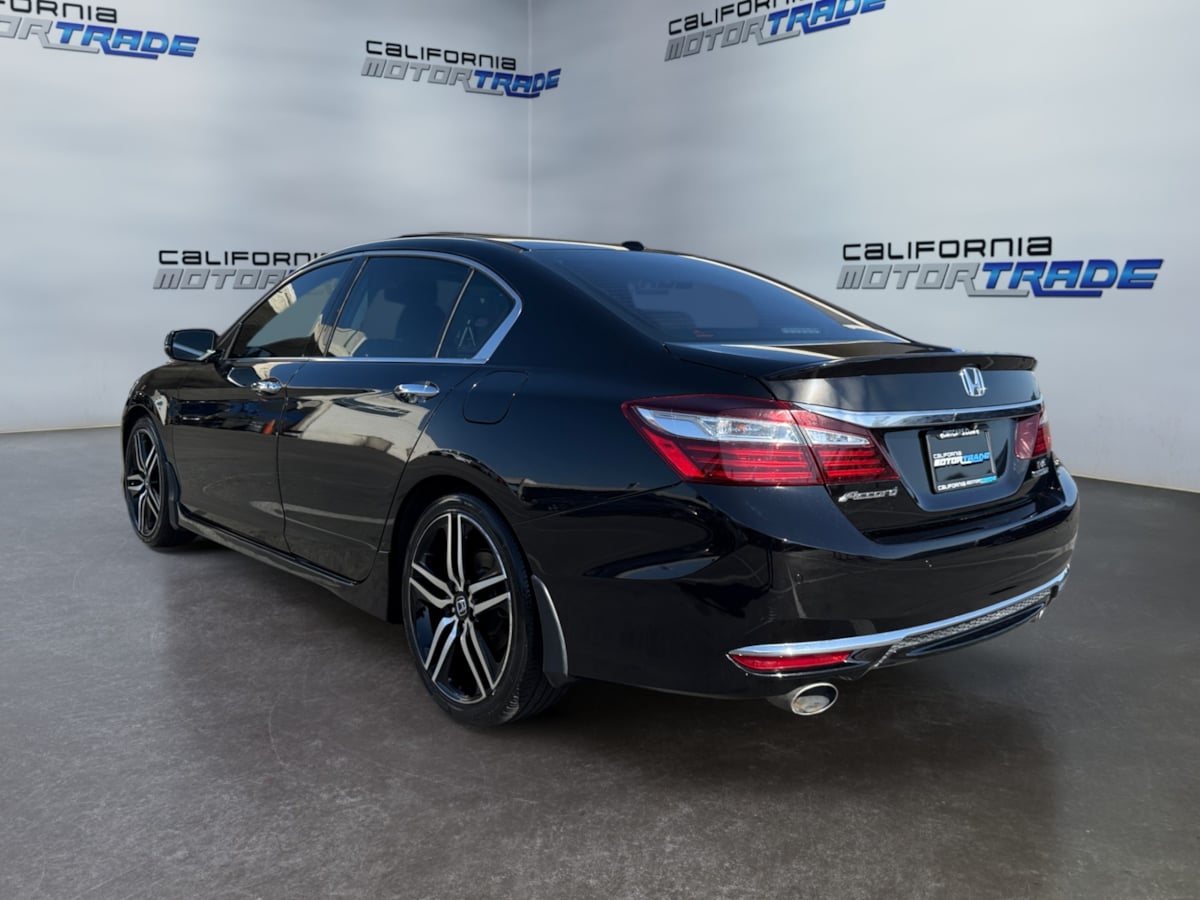 2017 Honda Accord Touring photo 5
