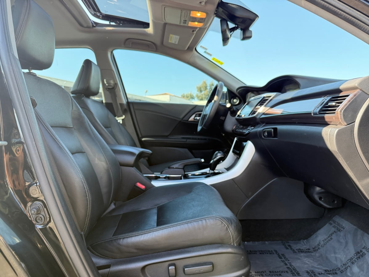 2017 Honda Accord Touring photo 17
