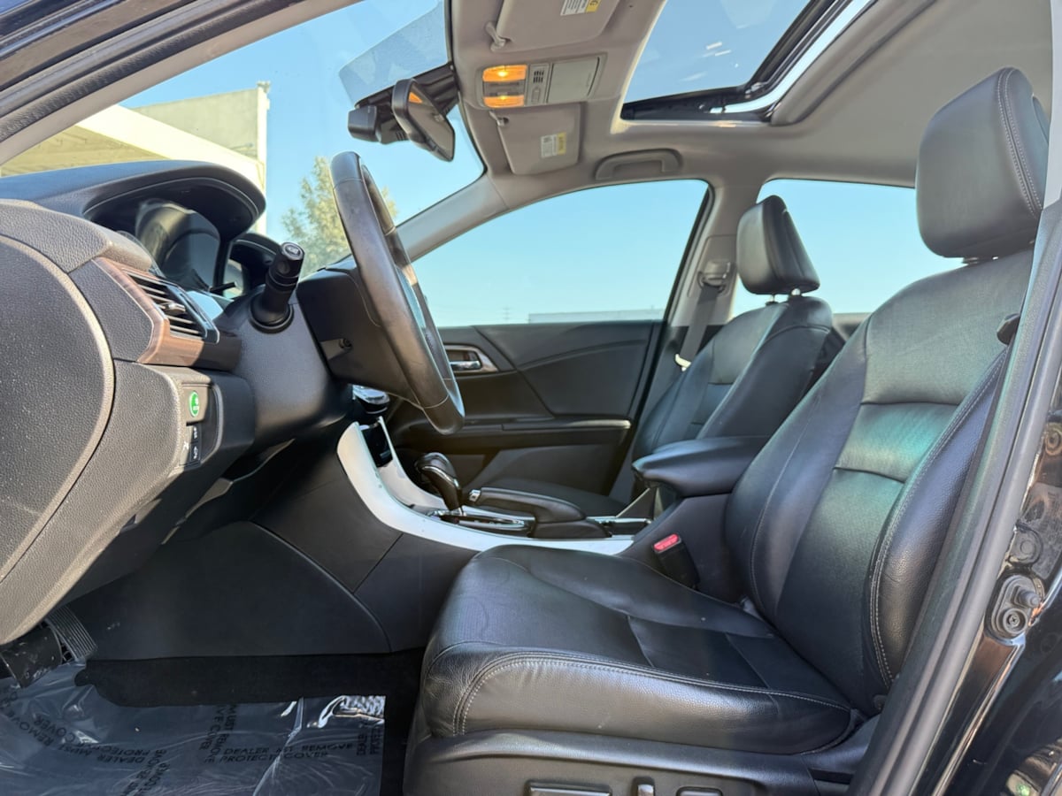2017 Honda Accord Touring photo 14
