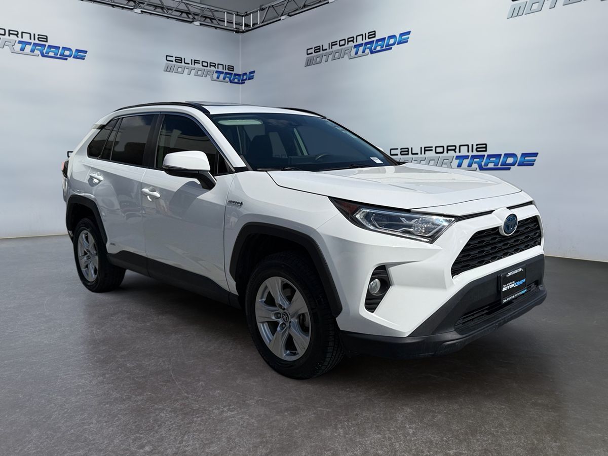2020 Toyota RAV4 Hybrid XLE photo 3