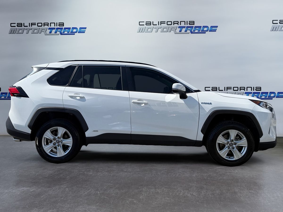 2020 Toyota RAV4 Hybrid XLE photo 4