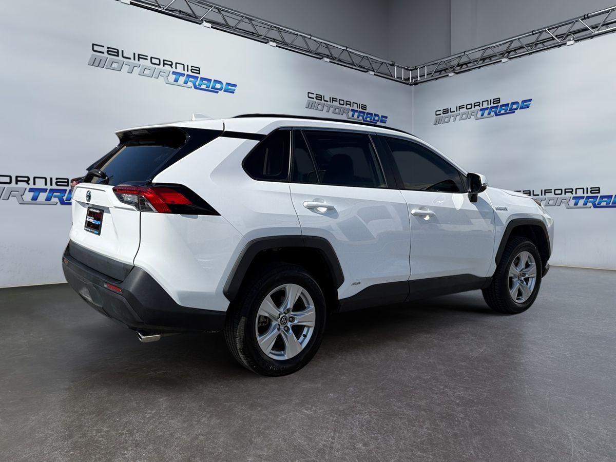 2020 Toyota RAV4 Hybrid XLE photo 5