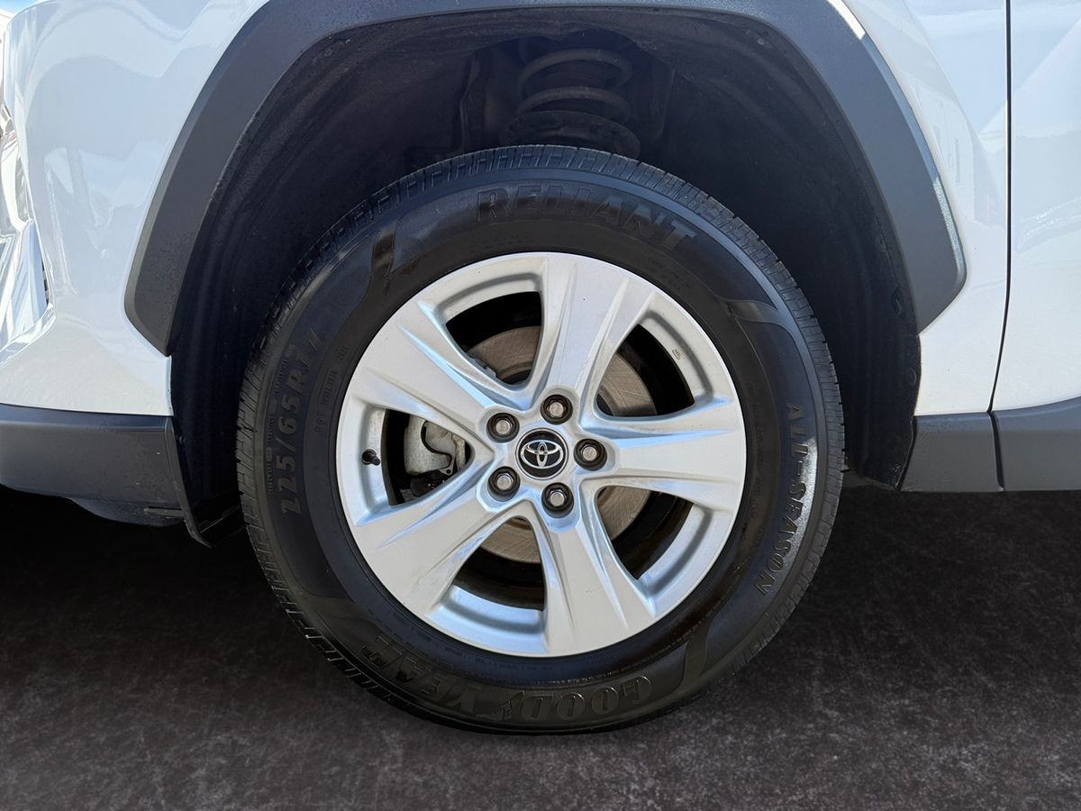 2020 Toyota RAV4 Hybrid XLE photo 10
