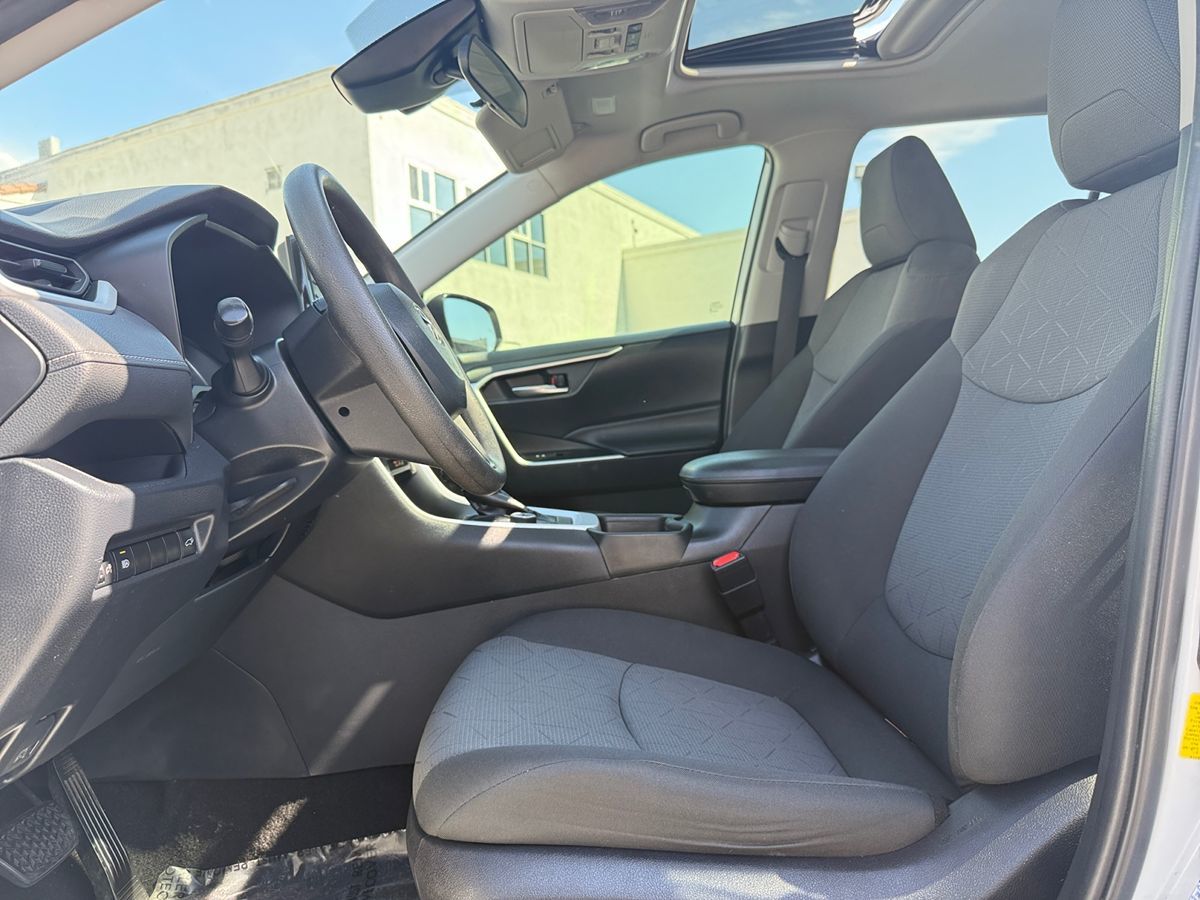 2020 Toyota RAV4 Hybrid XLE photo 16