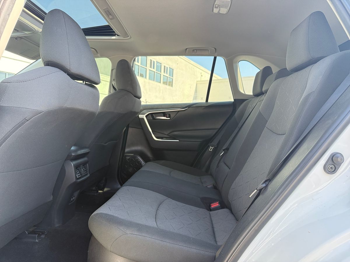 2020 Toyota RAV4 Hybrid XLE photo 17
