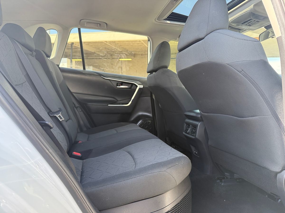 2020 Toyota RAV4 Hybrid XLE photo 19