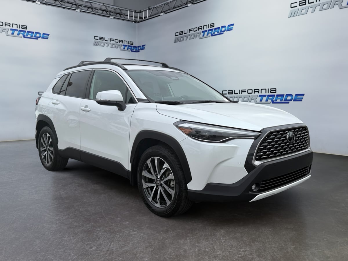 2024 Toyota Corolla Cross XLE photo 3